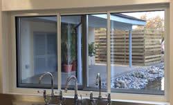 Những lí do nên lắp đặt cửa lưới chống muỗi cho phòng bếp