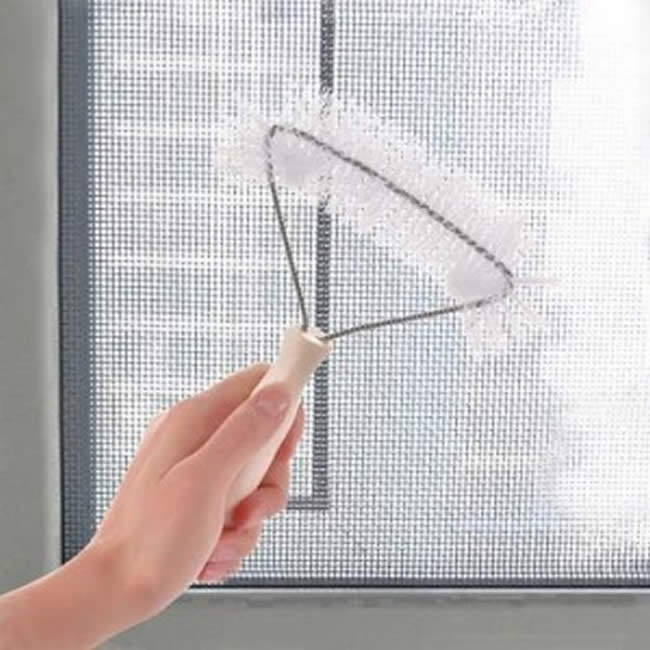Bạn có thể dùng bàn 
chải mềm để làm sạch cửa chống muỗi