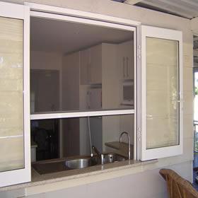 Phòng bếp có cần lắp cửa lưới chống muỗi không?