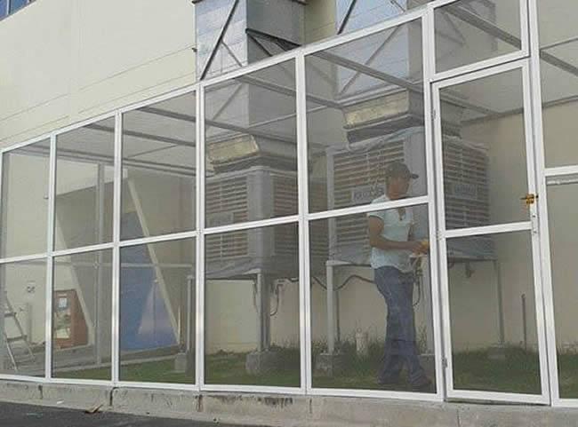 Cửa lưới chống muỗi dạng cố định là 
dòng cửa chống muỗi giá rẻ thường được lắp ở khung nhà xưởng